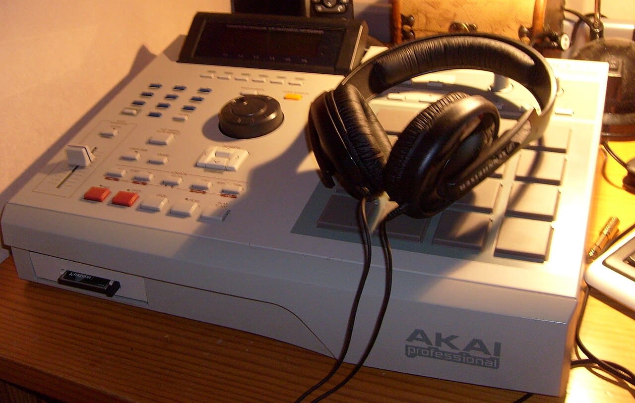 Time Stretching 2 An Akai MPC2000XL sampler and sequencer with its 16 pads and screen, the MPC model that added time stretching